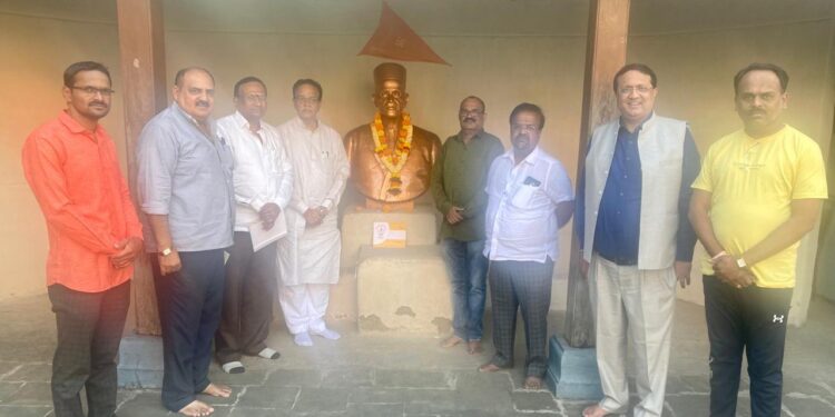 नाशिकच्या संमेलनाची पत्रिका सावरकर स्मारकात समर्पित