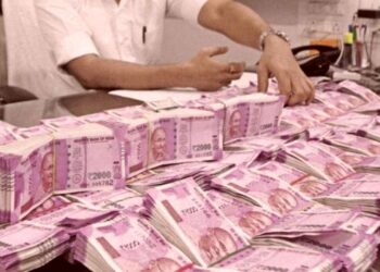 प्राप्तिकर विभागाचे गुजरातमध्ये छापे