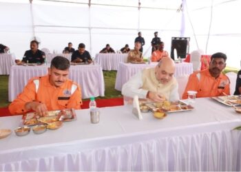 अमित शहा यांनी एनडीआरएफच्या जवानांबरोबर केले भोजन