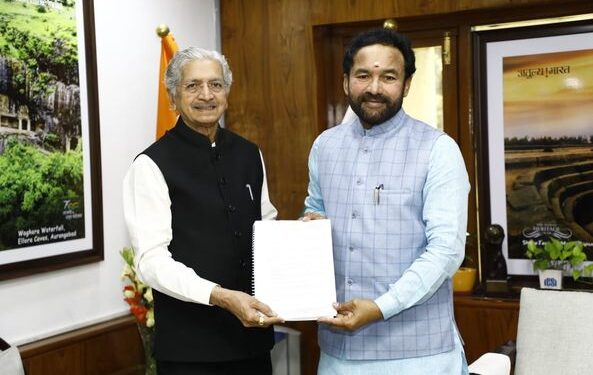 मराठीला अभिजात दर्जासाठी मंत्री देसाई दिल्लीत