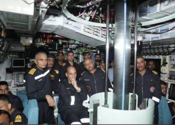 राजनाथ सिंह बसले ‘आयएनएस खांदेरी’मध्ये