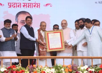 डॉ. आप्पासाहेब धर्माधिकारी यांना महाराष्ट्र भूषण प्रदान