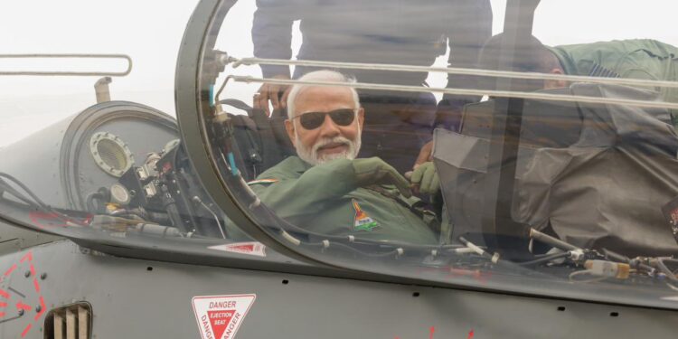 पंतप्रधानांचे लढाऊ विमानातून उड्डाण